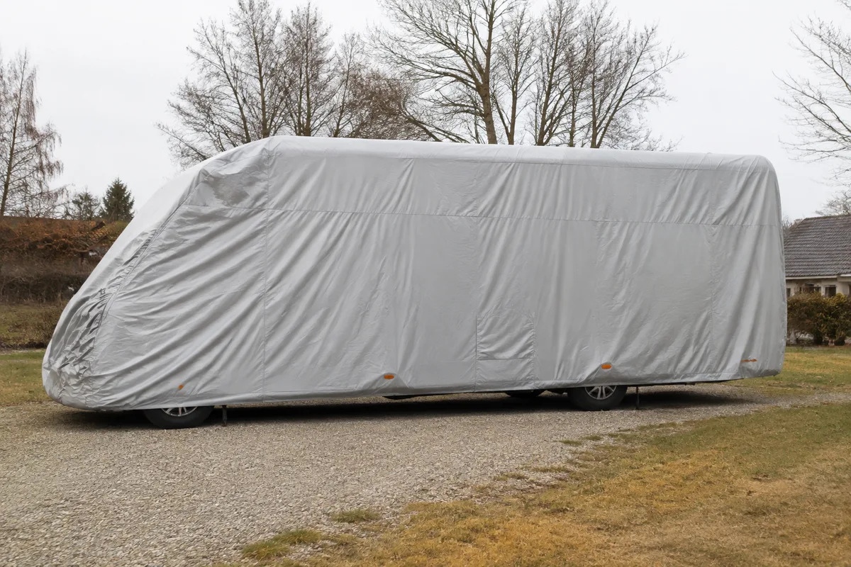Camping-car remisé dehors : protéger la cellule toute l'année