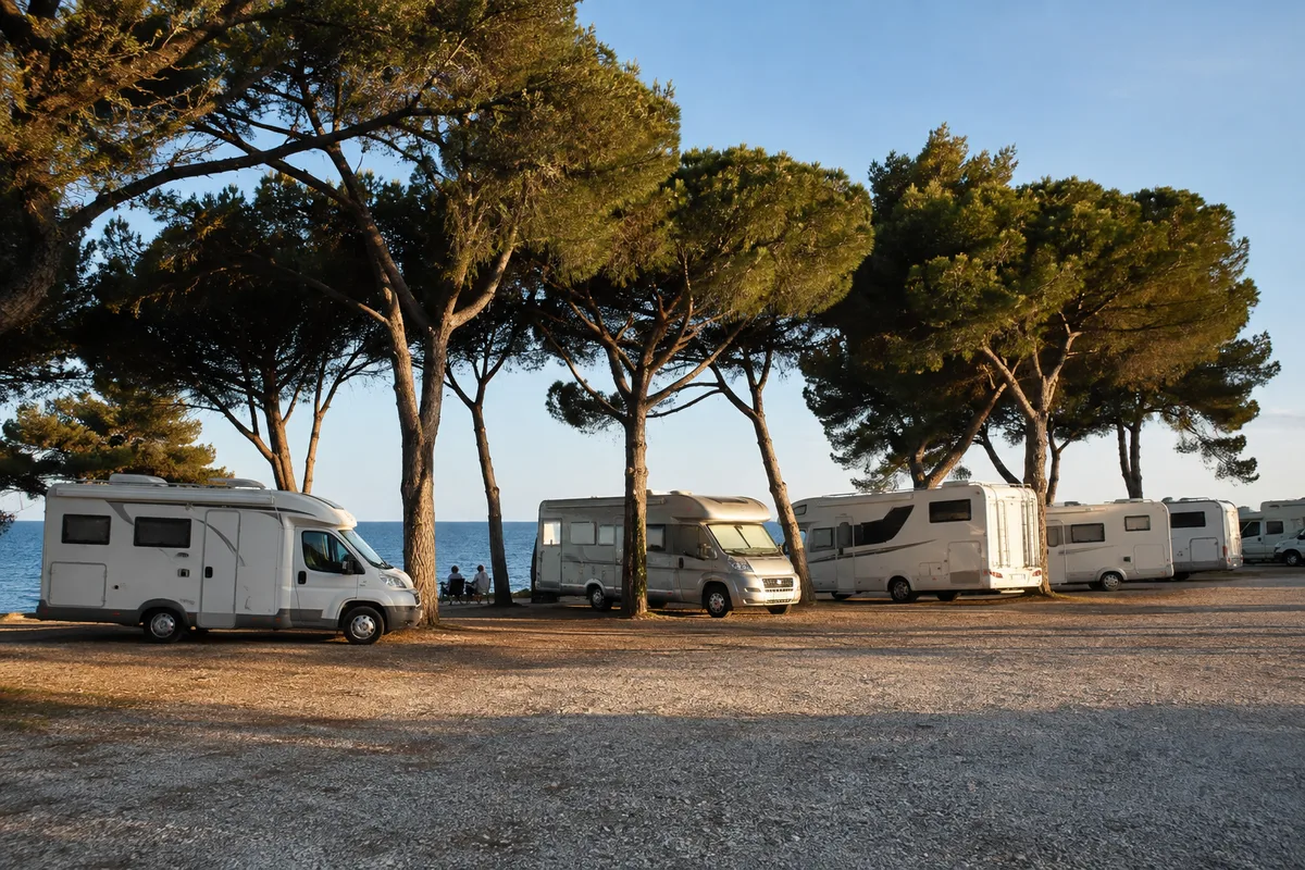 Aire de stationnement pour camping-cars en bord de mer en Italie avec pins parasols